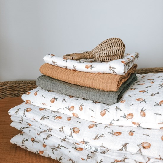 pieluszka muślinowa koloru zgaszonej zieleni