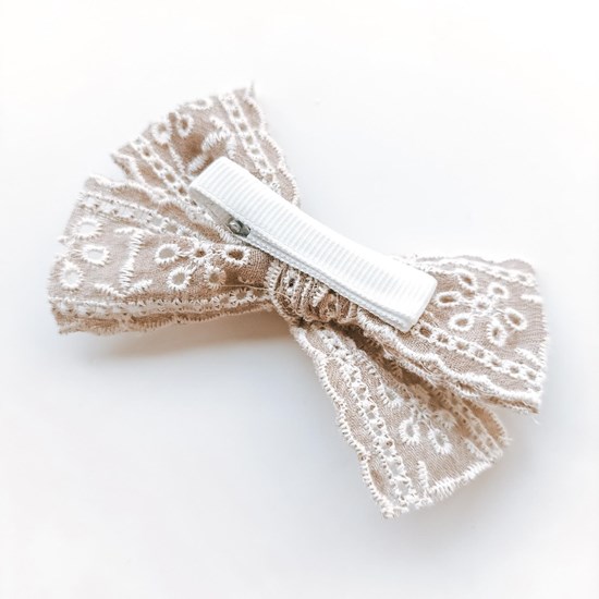 koronkowa spinka kokardka w kolorze ciemnego beżu