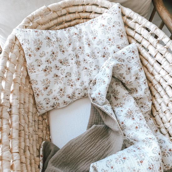 kocyk muślinowy w kolorze brązu oraz wzór w suszone kwiatuszki