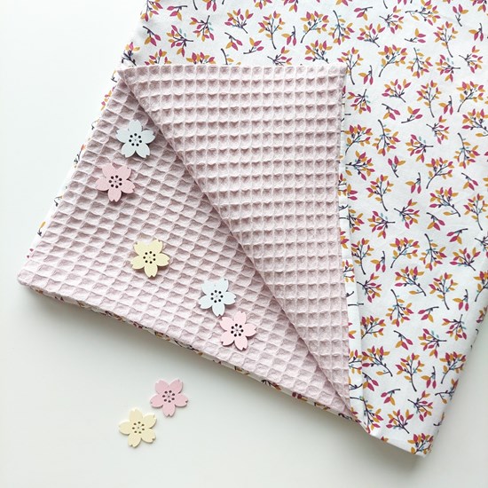 kocyk dwustronny w gałązki oraz wafelek w kolorze pudrowego różu