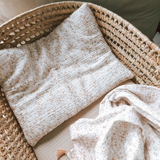 otulacz z bawełny muślinowej w kolorze bieli w kwiatuszki z czterema mini chwostami w kolorze beżu