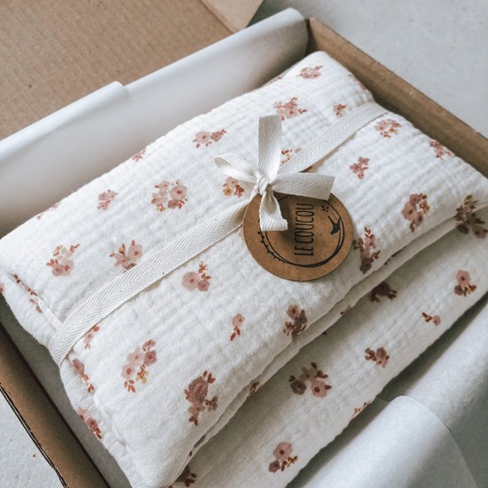 pościel dla lalek w kolorze beżu w różowe kwiatuszki