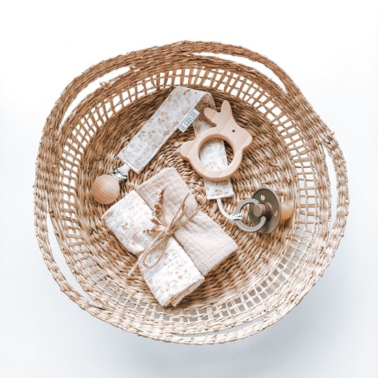 zestaw chusteczek muślinowych w kolorze beżu i bieli w roślinki