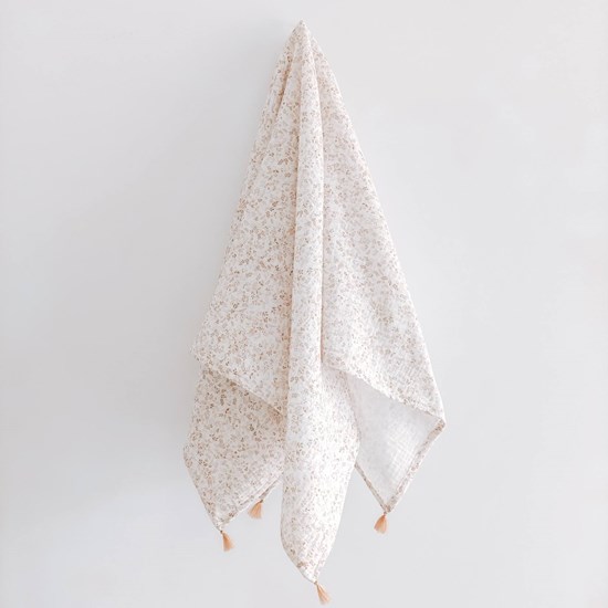 otulacz z bawełny muślinowej w kolorze bieli w kwiatuszki z czterema mini chwostami w kolorze beżu