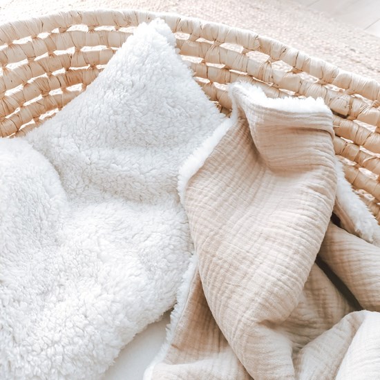 płaska barankowa poduszka z wypełnieniem wszytym na stałe