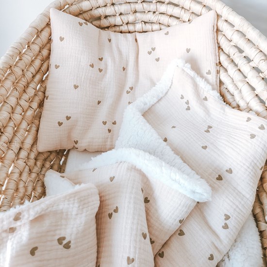 kocyk muślinowy z barankiem w kolorze brzoskwiniowego różu oraz ecru