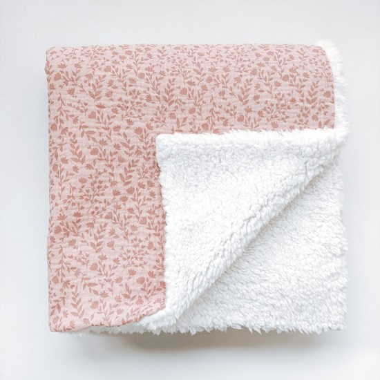 kocyk muślinowy z barankiem w kolorze wrzosowego różu w gałązki oraz ecru