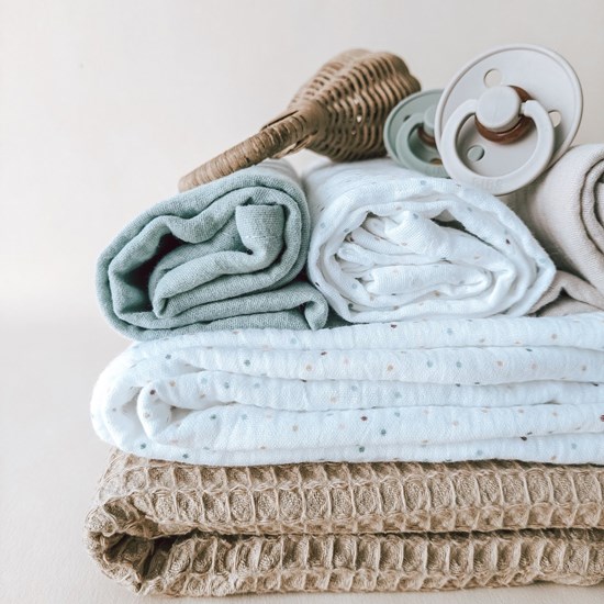 otulacz z bawełny muślinowej w kolorze bieli w kropeczki z czterema mini chwostami w kolorze beżu