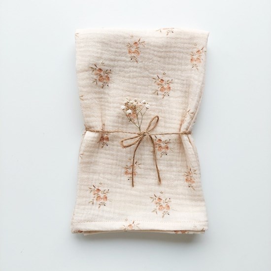 pieluszka muślinowa w kolorze jasnego beżu w różyczki