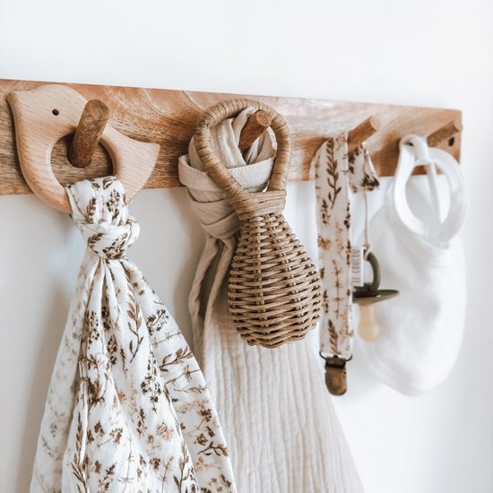 pieluszka muślinowa w kolorze bieli w suche trawy