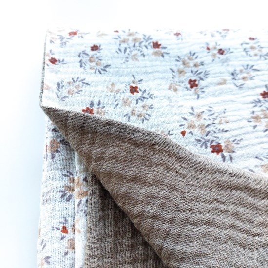 kocyk muślinowy w kolorze brązu oraz wzór w suszone kwiatuszki