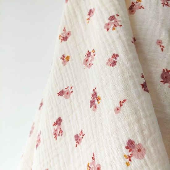 otulacz z bawełny muślinowej w kolorze beżu w kwiatuszki z czterema mini chwostami w kolorze brudnego różu