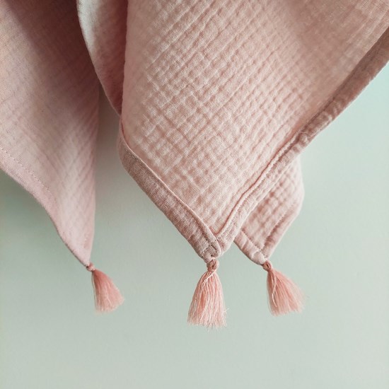 otulacz muślinowy w kolorze różu