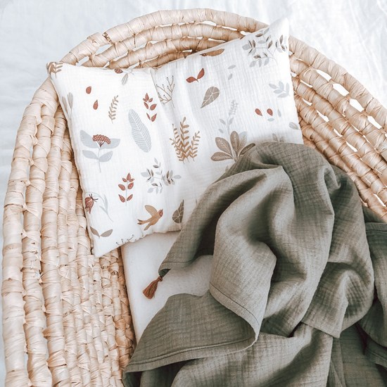 otulacz muślinowy w kolorze zgaszonej zieleni