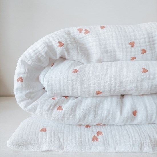 pościel do łóżeczka w kolorze bieli w różowe serduszka