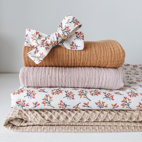 kocyk dwustronny w gałązki oraz wafelek w kolorze pudrowego różu