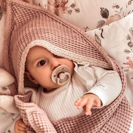 ręcznik wafelkowy z koronką w kolorze różu