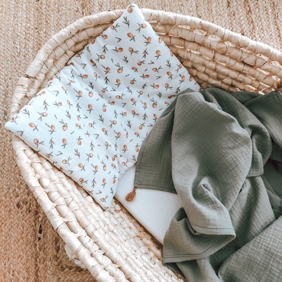 otulacz muślinowy w kolorze zgaszonej zieleni