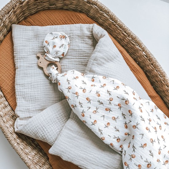 gryzak drewniany pszczółka koloru kremowej bieli w cytrynki