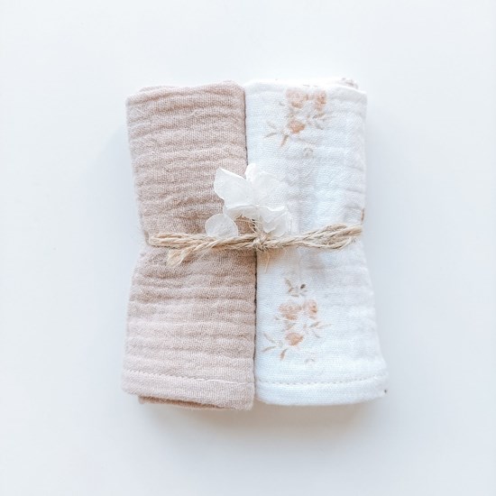 zestaw chusteczek muślinowych w kolorze pudrowego różu i beżu w różyczki