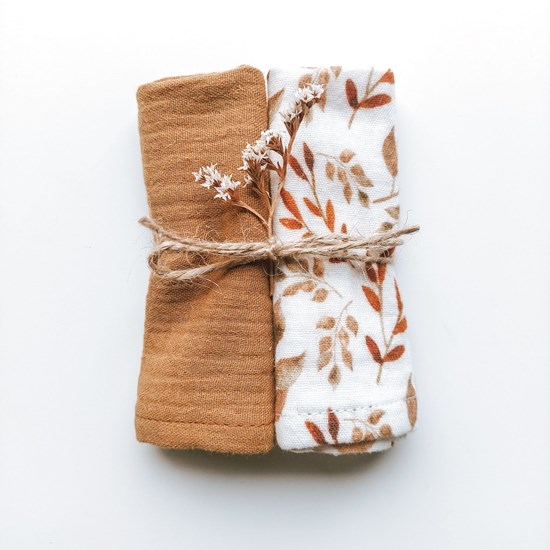 zestaw chusteczek muślinowych w kolorze musztardowym i bieli w brązowe listki