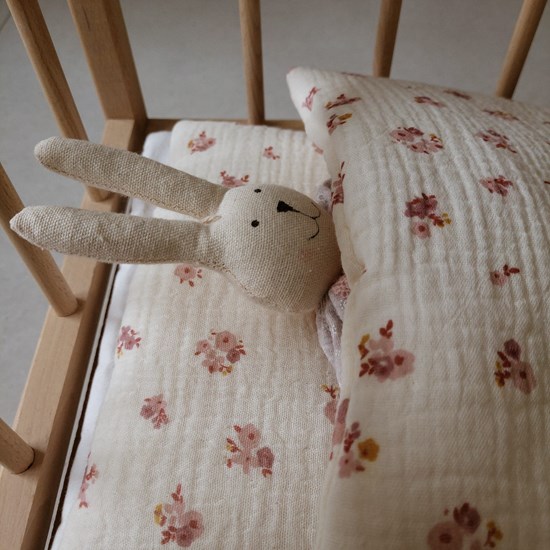 pościel dla lalek w kolorze beżu w różowe kwiatuszki