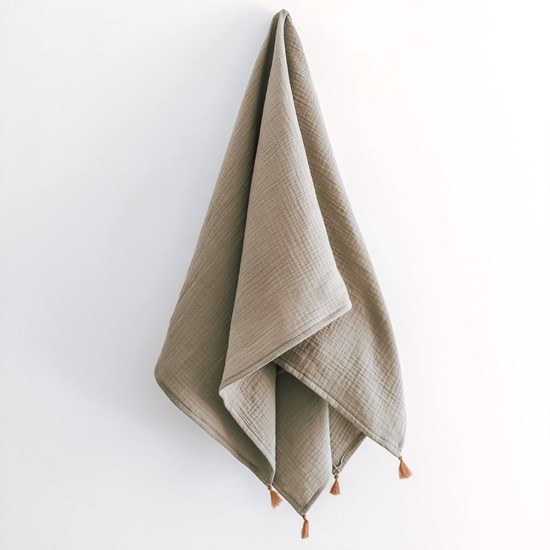 otulacz muślinowy w kolorze zgaszonej zieleni