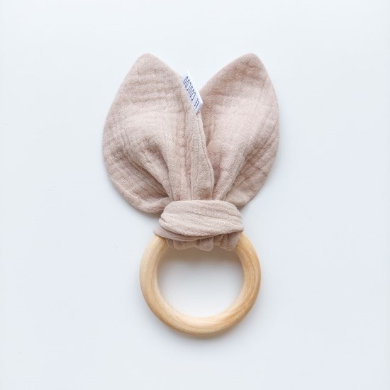 gryzak drewniany z muślinowymi uszami