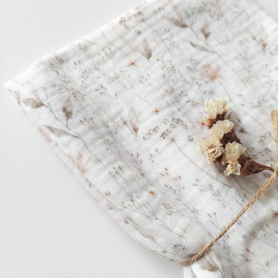 pieluszka muślinowa w kolorze bieli w kwiaty