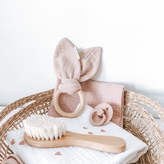 gryzak drewniany z muślinowymi uszami