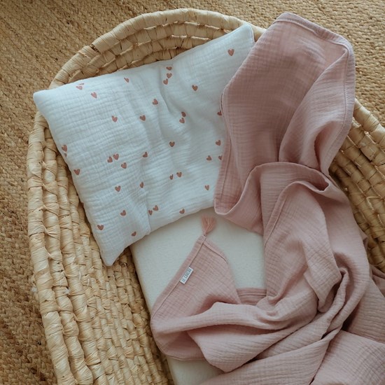 otulacz muślinowy w kolorze różu