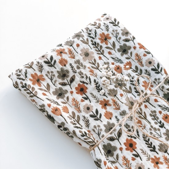 pieluszka muślinowa w kolorze beżu w karmelowe i szare kwiatki