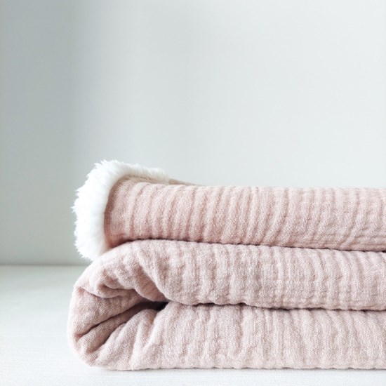 kocyk muślinowy z barankiem w kolorze pudrowego różu oraz ecru