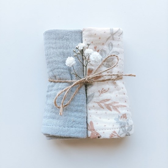 zestaw chusteczek muślinowych w kolorze błękitu i ecru w ptaszki i zajączki