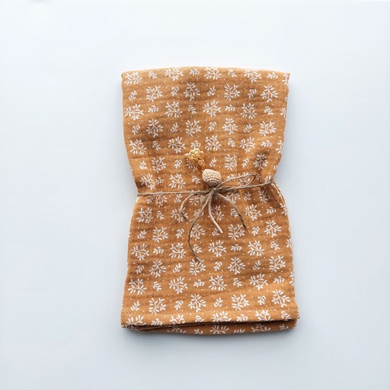 pieluszka muślinowa w kolorze musztardowym w gałązki