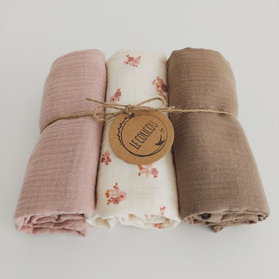 pieluszka muślinowa w kolorze beżu w różowe kwiatuszki