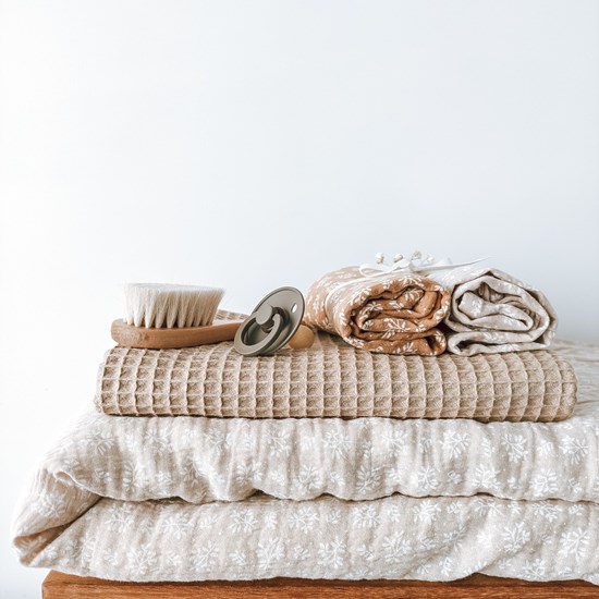 pieluszka muślinowa w kolorze beżu w listki