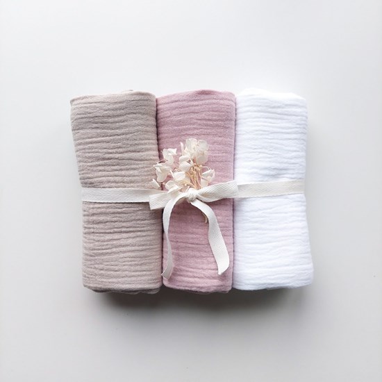 zestaw pieluszek w kolorze różu, bieli i beżu