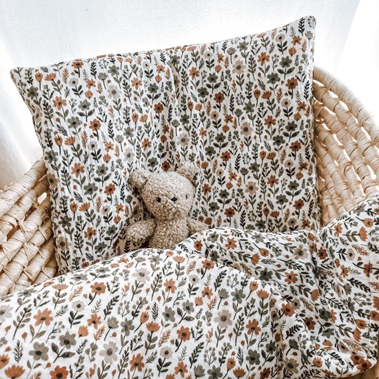 pościel do łóżeczka w kolorze beżu w jesienne kwiatki