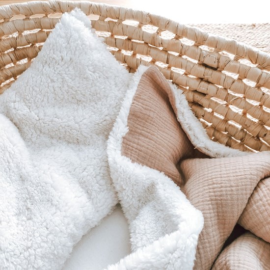 kocyk muślinowy z barankiem w kolorze pudrowego różu oraz ecru