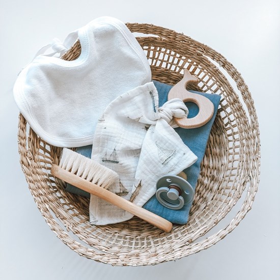 zestaw chusteczek muślinowych w kolorze beżu i bieli w żaglówki