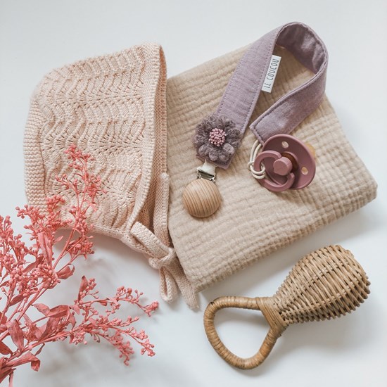 zawieszka do smoczka z kwiatuszkiem