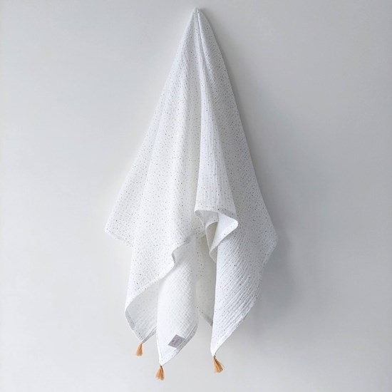 otulacz z bawełny muślinowej w kolorze bieli w kropeczki z czterema mini chwostami w kolorze beżu