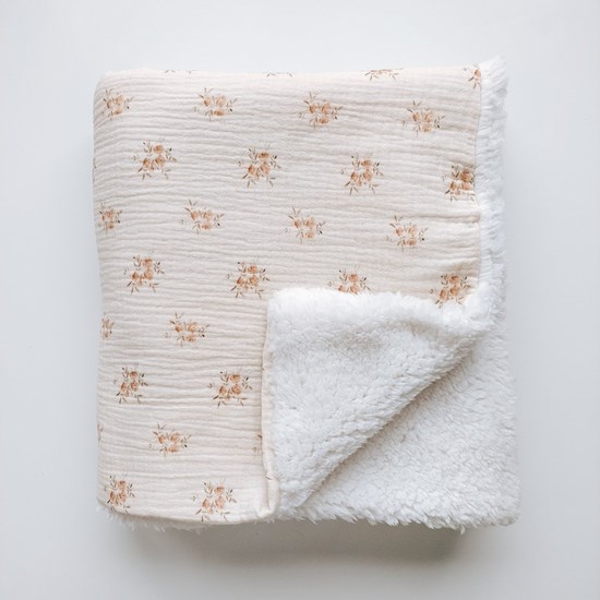 kocyk muślinowy z barankiem w kolorze beżu w różyczki