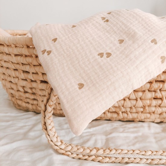 pościel do łóżeczka w kolorze różu w brązowe serduszka