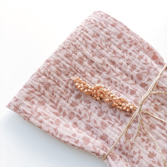 pieluszka muślinowa w kolorze różu w kwiatuszki oraz gałązki