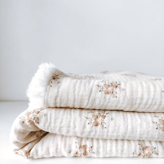 kocyk muślinowy z barankiem w kolorze beżu w różyczki