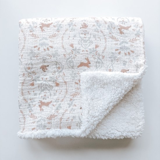 kocyk muślinowy z barankiem w kolorze ecru w zajączki i ptaszki