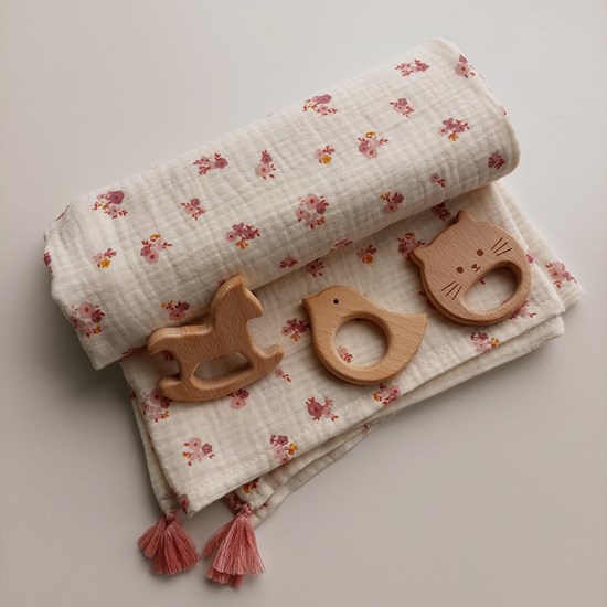 otulacz z bawełny muślinowej w kolorze beżu w kwiatuszki z czterema mini chwostami w kolorze brudnego różu