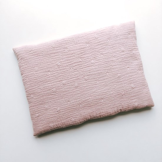 mała poduszka haftowana z muślinu